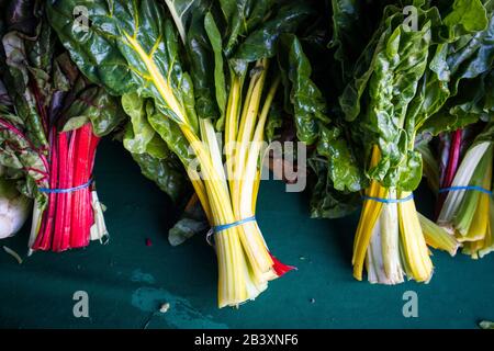 Petits pains de verger arc-en-ciel sur le marché. Banque D'Images