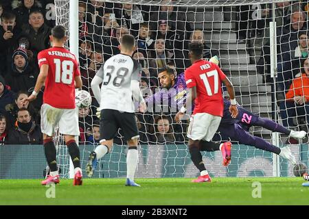 Derby, Derbyshire, Royaume-Uni. 5 mars 2020. Sergio Romero (22) de Manchester United plonge et sauve un coup de pied libre Wayne Rooney pendant le match de la FA Cup entre le comté de Derby et Manchester United au Pride Park, Derby, le jeudi 5 mars 2020. (Crédit: Jon Hobley | MI News) la photographie ne peut être utilisée qu'à des fins de rédaction de journaux et/ou de magazines, licence requise à des fins commerciales crédit: Mi News & Sport /Alay Live News Banque D'Images