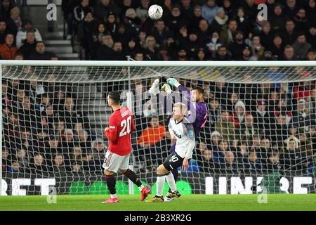 Derby, Derbyshire, Royaume-Uni. 5 mars 2020. Sergio Romero (22) de Manchester United classe le ballon pendant le match de la FA Cup entre Derby County et Manchester United au Pride Park, Derby, jeudi 5 mars 2020. (Crédit: Jon Hobley | MI News) la photographie ne peut être utilisée qu'à des fins de rédaction de journaux et/ou de magazines, licence requise à des fins commerciales crédit: Mi News & Sport /Alay Live News Banque D'Images