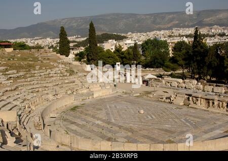 Grèce, Athènes. Théâtre de Dionysus. Panoramique de l'orchestre, flooré en marbre varicolore, 5ème siècle avant J.-C. Banque D'Images