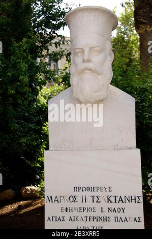 Markos Tsaktanis (1884-1924). Prêtre grec. Buste devant l'église byzantine d'Agia Ekaterini. Quartier de Plaka. Athènes. Grèce. Banque D'Images