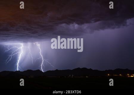 Un coup de foudre frappe une montagne alors qu'un orage de mousson se déplace à travers Buckeye, Arizona Banque D'Images