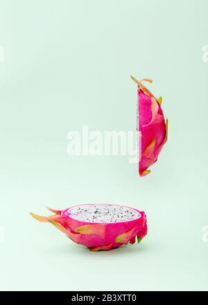 Voler dans l'air frais mûr dragon fruit. Concept de lévitation alimentaire. Banque D'Images