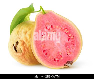 Guavas isolés. Couper les fruits tropicaux de goyave avec la peau jaune et la chair rose isolée sur fond blanc Banque D'Images