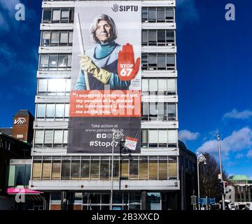 La campagne politique menée en Irlande contre la montée de l'âge de la retraite en Irlande, a souligné avec cette affiche sur Libety Hall, accueillie par Siptou. Banque D'Images