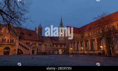 Le château de Dankwarderode et la cathédrale de Braunschweig encadrent la place du château dans la vieille ville historique Banque D'Images