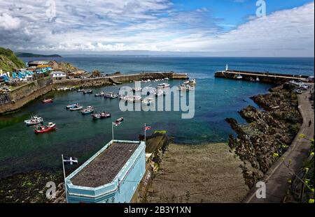 Mevagissey, dont le nom est Lannvorek à Cornish, est un village, un port de pêche et une paroisse civile à Cornwall, en Angleterre. Banque D'Images