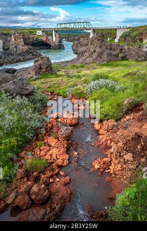 Pont au-dessus d'une rivière avec cascade puissante Godafoss en Islande, été, vue panoramique Banque D'Images