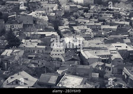 Centre de Tbilissi, capitale de la Géorgie, le soir ensoleillé. Toits des maisons de la vieille ville. Vue de dessus. Image en noir et blanc rétro-teinte. Banque D'Images