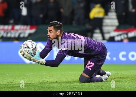 Derby, Derbyshire, Royaume-Uni. 5 mars 2020. Sergio Romero (22) de Manchester United fume le ballon lors du match de la FA Cup entre le comté de Derby et Manchester United au Pride Park, Derby, le jeudi 5 mars 2020. (Crédit: Jon Hobley | MI News) la photographie ne peut être utilisée qu'à des fins de rédaction de journaux et/ou de magazines, licence requise à des fins commerciales crédit: Mi News & Sport /Alay Live News Banque D'Images