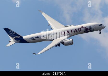 Farnborough, Royaume-Uni - 15 juillet 2014 : Airbus pilote l'A350 XWB au salon international Farnborough, aux couleurs de Qatar Airways comme client de lancement Banque D'Images