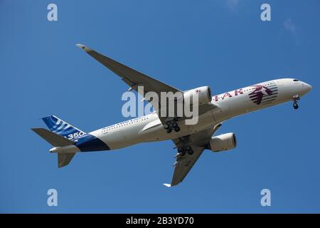 Farnborough, Royaume-Uni - 15 juillet 2014 : Airbus pilote l'A350 XWB au salon international Farnborough, aux couleurs de Qatar Airways comme client de lancement Banque D'Images