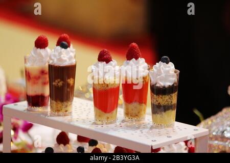 desserts au chocolat, à la vanille et à la framboise en petit verre Banque D'Images