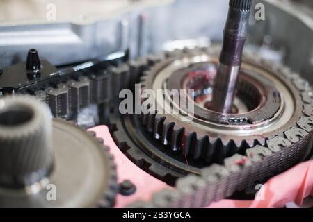 Détails d'une transmission automatique démontée d'une voiture de tourisme avec une faible profondeur de champ Banque D'Images