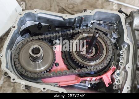 Détails d'une transmission automatique démontée d'une voiture de tourisme avec une faible profondeur de champ Banque D'Images