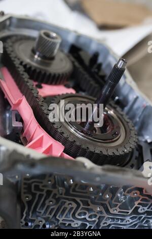 Détails d'une transmission automatique démontée d'une voiture de tourisme avec une faible profondeur de champ Banque D'Images