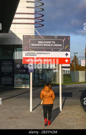 Birmingham, ANGLETERRE - DÉCEMBRE 2019: Personne marchant sous un signe accueillant les visiteurs à la Resorts World Arena Banque D'Images