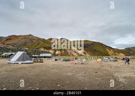 Site de camping à l'arc-en-ciel coloré comme les montagnes volcaniques de rhyolite Landmannalaugar, aux Highlands en Islande Banque D'Images