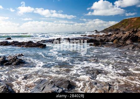 Plage accidentée à Dollar Cove Gunwalloe Cornwall Angleterre Royaume-Uni Europe Banque D'Images