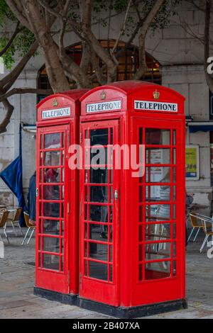 Gibraltar, Royaume-Uni - 7 janvier 2020: Boîte téléphonique rouge. Vertical Banque D'Images