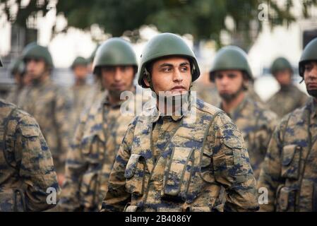 Izmir, Turquie - 29 Octobre 2019. Portrait d'un soldat. Les soldats attendent en ligne le jour de la république de Turquie. Banque D'Images