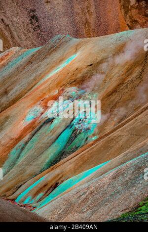 Un arc-en-ciel coloré comme des montagnes volcaniques de rhyolite Landmannalaugar dans les Highlands islandais comme pure nature sauvage en Islande, été Banque D'Images