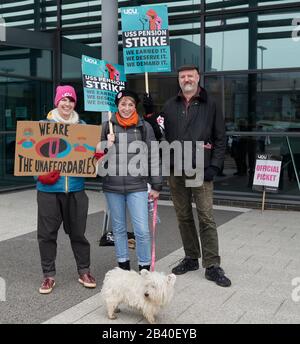 Le personnel de l'Université de Sheffield à l'extérieur du Advanced Manufacturing Research Center de l'université, en grève contre la réforme des retraites de l'USS Banque D'Images