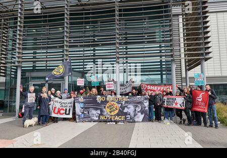 Le personnel de frappe de l'Université de Sheffield et Les Militants de la vérité et de la justice d'Orgreave à l'extérieur du centre de fabrication avancée de l'Université de Sheffield Banque D'Images