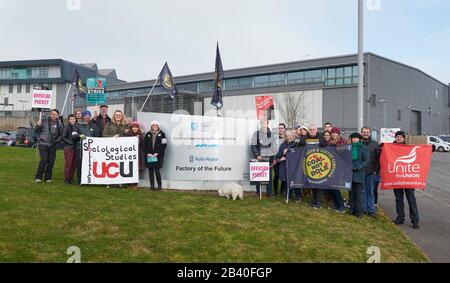 Le personnel de frappe de l'Université de Sheffield et Les Militants de la vérité et de la justice d'Orgreave à l'extérieur du centre de fabrication avancée de l'Université de Sheffield Banque D'Images