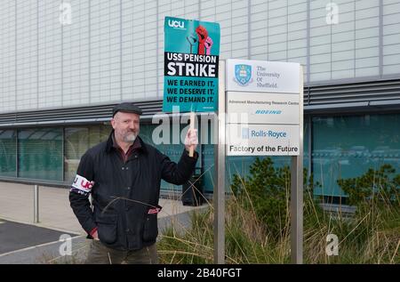 Tim Chapman, membre du personnel de l'Université de Sheffield et membre de l'UCU, en grève à l'extérieur du Centre de recherche et de fabrication avancée de l'université Banque D'Images