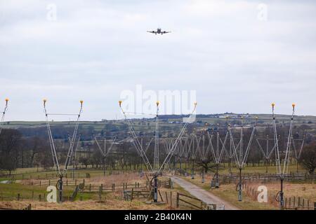 Un avion en approche finale de l'aéroport international de Leeds Bradford Banque D'Images