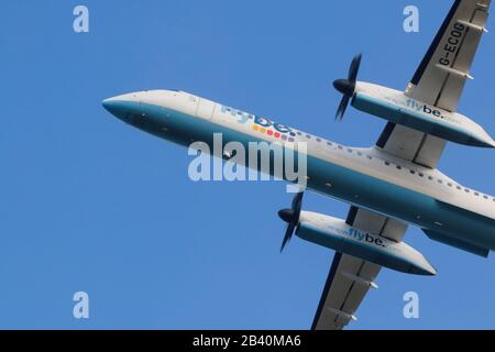 Un Flybe bombardier effectue un atterrissage à l'aéroport international de Leeds Bradford. Banque D'Images