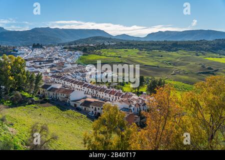 Vue sur le paysage de montagne et les bâtiments de la ville d'en haut, Ronda, Province Malaga, Andalousie, Espagne Banque D'Images