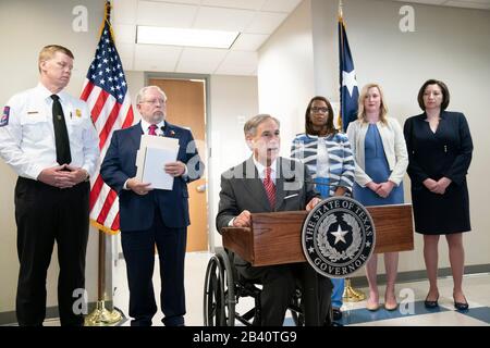 Austin, Texas, États-Unis. 5 mars 2020. Les responsables de la santé du Texas, y compris Gov. Greg ABBOTT, c, annonce le démarrage d'un réseau de laboratoire à l'échelle de l'État pour tester le coronavirus COVID-19 qui devrait frapper le Texas. Les cas de virus seront testés au Texas au lieu d'envoyer des échantillons aux centres de lutte contre la maladie (CDC) d'Atlanta. Crédit: Bob Daemmrich/Zuma Wire/Alay Live News Banque D'Images