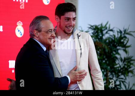 Madrid, Espagne; 05/03/2020.- Florentino Pérez Président Du Real Madrid accompagné de joueurs de Casemiro, Valverde (photo) et ancien joueur de club et ambassadeur Álvaro Arbeloa a présenté un nouvel accord de parrainage avec une entreprise de Madrid au stade Santiago Bernabeu. Florentino Pérez a déclaré : « nous entrons dans la phase décisive de la saison, dans laquelle la force Du Real Madrid continuera à être vitale pour relever tous les défis, même ceux qui peuvent sembler impossibles, » pour ajouter que « dans le football, nous avons déjà atteint la Super Cup espagnole et, dans le basket-ball, Aussi la Super Cup espagnole et le Copa del Banque D'Images