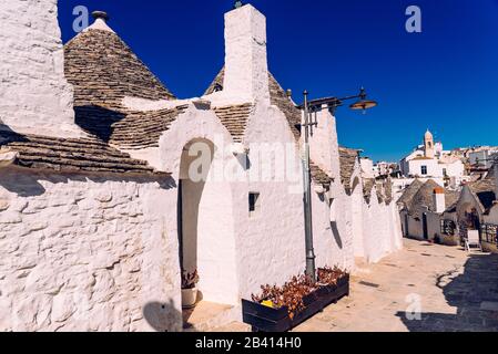 Carreaux de pierre couvrir les toits des trulli d'Alberobello, une ville italienne de visiter sur un voyage en Italie. Banque D'Images