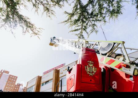 Valence, Espagne - 29 février 2020: Pompiers de la ville de Valence démontrant l'utilisation de l'échelle de camion. Banque D'Images