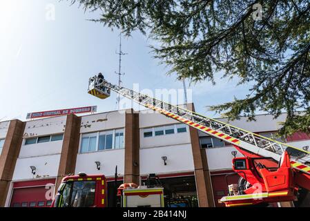 Valence, Espagne - 29 février 2020: Pompiers de la ville de Valence démontrant l'utilisation de l'échelle de camion. Banque D'Images