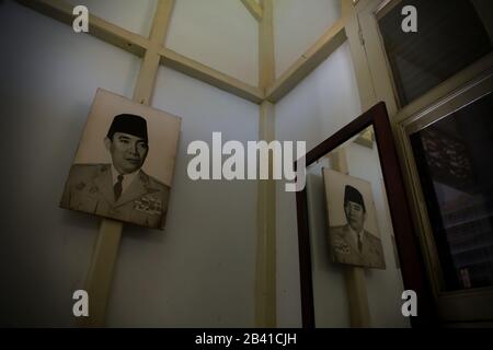 Photo imprimée du premier président indonésien Soekarno dans une chambre où il a passé son temps d'exil plusieurs années à Bengkulu, Indonésie. Banque D'Images