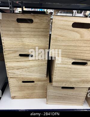 Les boîtes de rangement en bois se trouvent sur l'étagère de la boutique Banque D'Images