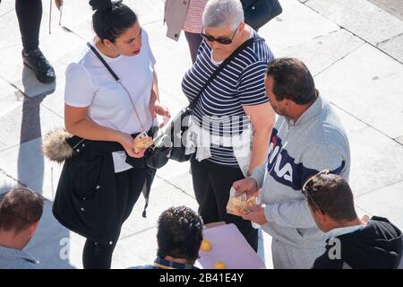 Trois jeux de coquillages, des conartistes dans les rues de la ville, tous les gens semblent faire partie du scam destiné aux touristes créduleux. Banque D'Images