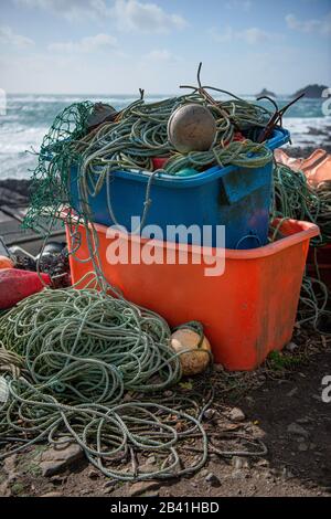 Matériel de pêche stocké sur la rive dans des boîtes en plastique. Banque D'Images