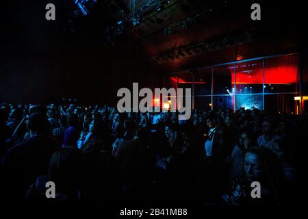 Channy Leaneagh, du groupe de la synth-pop américaine Poliça, se produit en direct au Hard Club de Porto. Banque D'Images