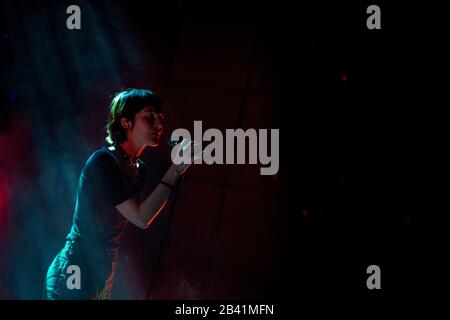 Channy Leaneagh, du groupe de la synth-pop américaine Poliça, se produit en direct au Hard Club de Porto. Banque D'Images