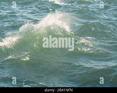 Surface De L'Eau Verdâtre Avec Fermeture Des Vagues De Stormy Banque D'Images