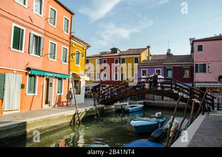 Venise, Italie 18 mai 2015 : pont reliant les extrémités opposées des canaux à Burano Italie Banque D'Images