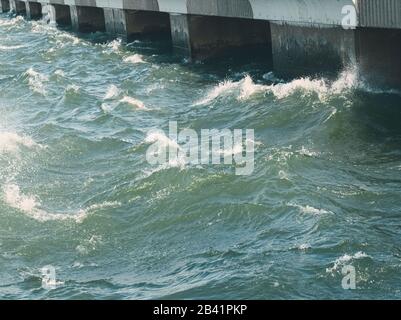 Surface De L'Eau Verdâtre Avec Des Vagues De Stormy À La Porte D'Eau Banque D'Images