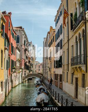 Venise, Italie 18 mai 2015 : pont reliant les côtés opposés des canaux à Venise, Italie Banque D'Images