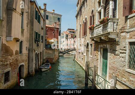 Venise, Italie 18 mai 2015 : de beaux pots de fleurs sur le balcon de maisons à Venise Italie Banque D'Images