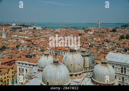 Belle vue sur la basilique Saint-Marc de San Marco Companile à Venise Italie Banque D'Images